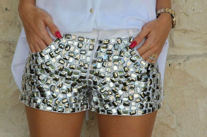 Short com pedraria